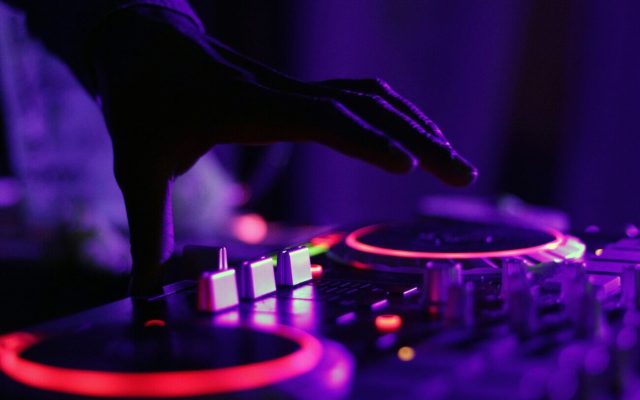 La musica per la festa di laurea: come costruire la playlist perfetta per una serata estiva a Milano